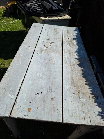 Ancienne table de cuisine à pieds ronds, Enlèvement