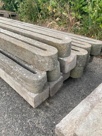 Betonnen palen en platen beschikbaar voor biedingen