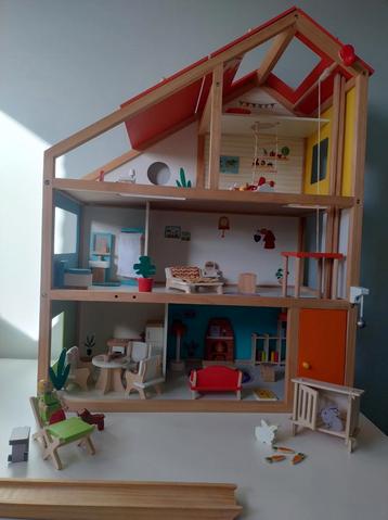 Houten poppenhuis met accessoires  beschikbaar voor biedingen
