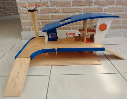 Plan City Toys houten vliegveld met lift en trein spoor, Enfants & Bébés, Jouets | Jouets en bois, Utilisé, Enlèvement