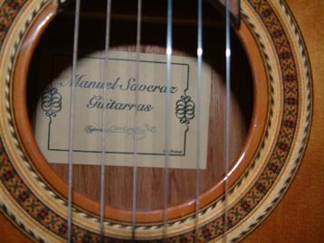 une guitare classique et une guitare occidentale ronde  disponible aux enchères