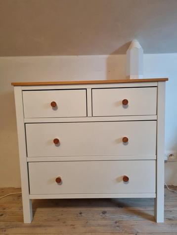 Commode blanc/bois disponible aux enchères