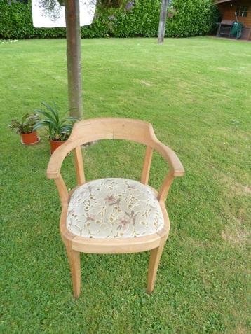 Oude bioscoopfauteuil in zeer goede staat. beschikbaar voor biedingen