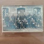 Foto postkaart groep militairen met geweer en mitrailette, Antiek en Kunst, Ophalen of Verzenden