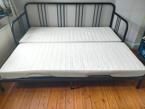 Bed: frame + 2 eenpersoonsmatrassen, Huis en Inrichting, Slaapkamer | Slaapbanken, Gebruikt, Zwart, Ophalen