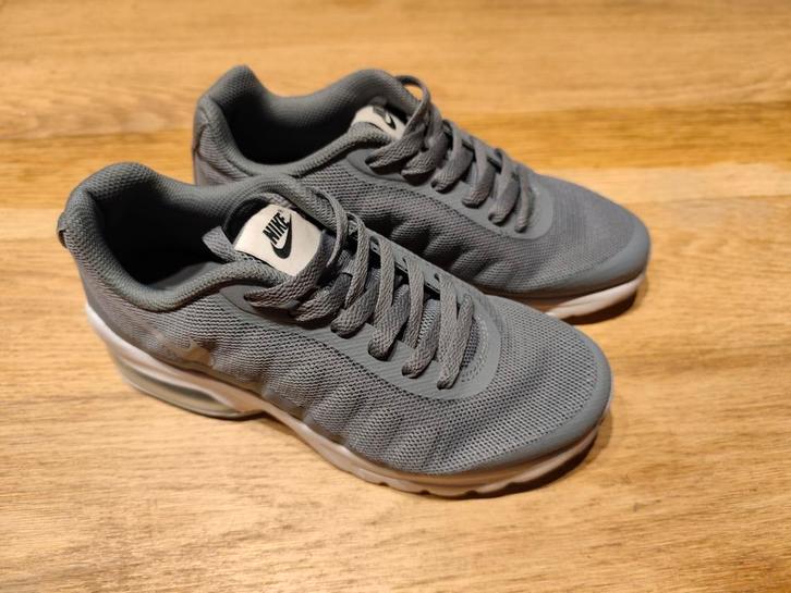 Nike Air Max Invigor sneakers grijs maat 35,5 perfecte staat, Kinderen en Baby's, Kinderkleding | Schoenen en Sokken, Zo goed als nieuw