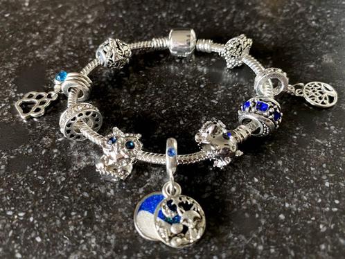 Knappe armband met blauwe accenten en dieren, lengte 17cm te, Handtassen en Accessoires, Armbanden, Nieuw, Met bedels of kralen