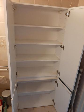 Witte kast met 6 planken en 4 deuren. beschikbaar voor biedingen