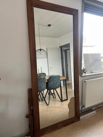 Grote houten spiegel beschikbaar voor biedingen