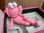 NIEUW IN DOOS KAWS TIME OFF Pink, Verzamelen, Nieuw, Ophalen of Verzenden, Pop