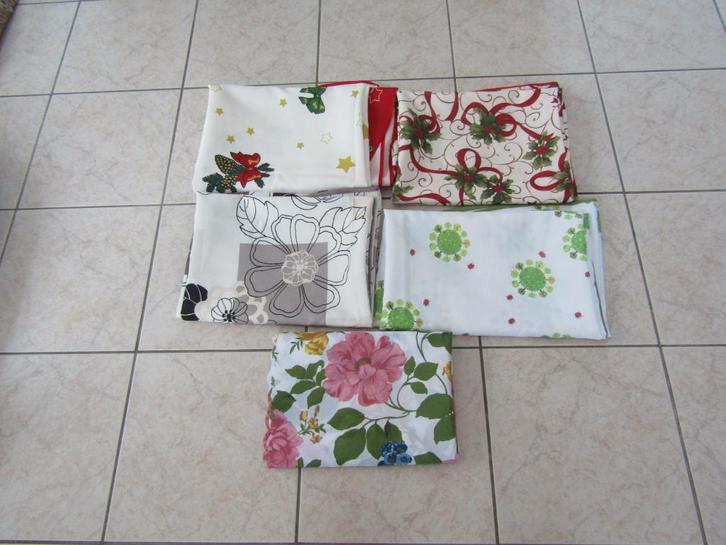 4 OVALE KERST EN ANDERE  TAFELKLEDEN + 1 tafelkleed  GRATIS, Huis en Inrichting, Tafelkleden, Zo goed als nieuw, Ovaal, Binnen