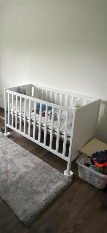Volledige uitrusting babybed (zie beschrijving voor details) beschikbaar voor biedingen