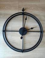 Metalen wandklok diameter 30 cm, Huis en Inrichting, Ophalen, Zo goed als nieuw, Wandklok