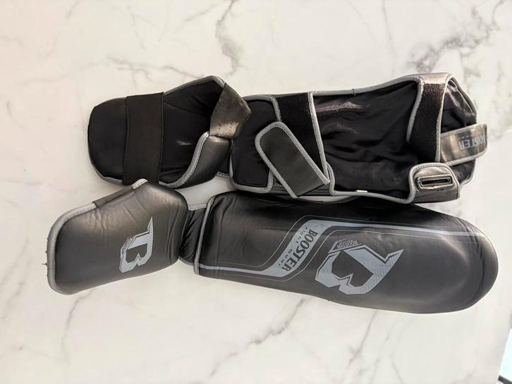 PROTÈGE-TIBIAS BOOSTER : L'Armure qui encaisse tout, Sports & Fitness, Boxe, Comme neuf, Enlèvement