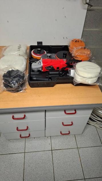 Nieuwe poliermachine en veel polierpads die nieuw zijn beschikbaar voor biedingen