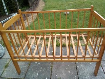 Houten babybedje met vaste lattenbodem beschikbaar voor biedingen