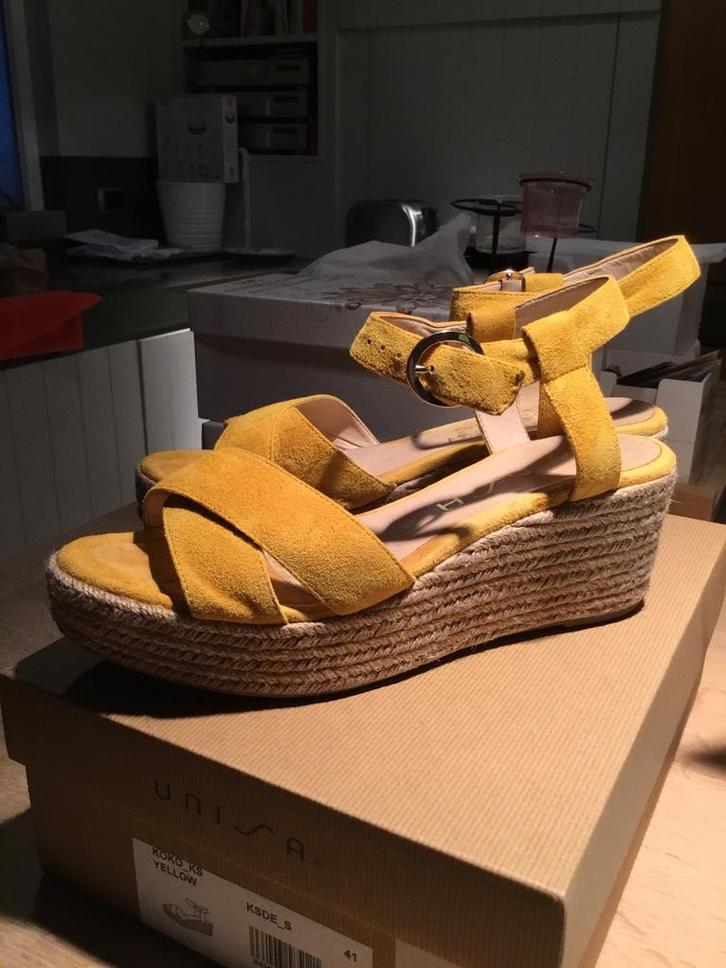 UNISA, Prachtige lederen sandalen, maat 41, Kleding | Dames, Schoenen, Zo goed als nieuw, Sandalen of Muiltjes, Geel, Ophalen of Verzenden