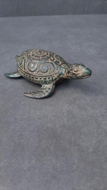 bronzen schildpad beschikbaar voor biedingen