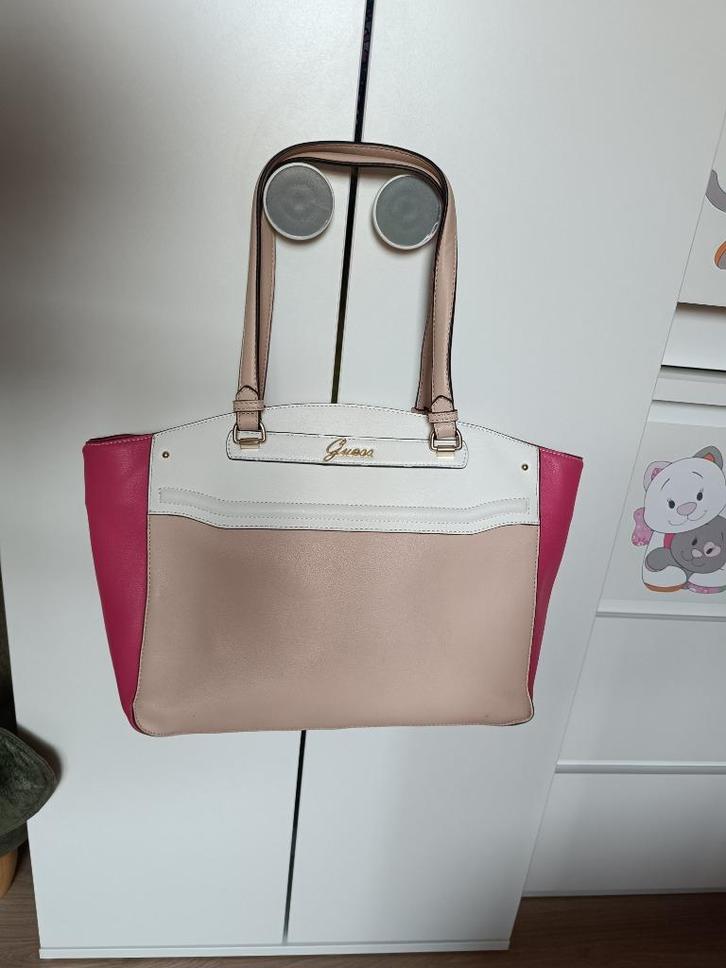 Handtas van Guess, Handtassen en Accessoires, Tassen | Damestassen, Zo goed als nieuw, Handtas, Ophalen of Verzenden