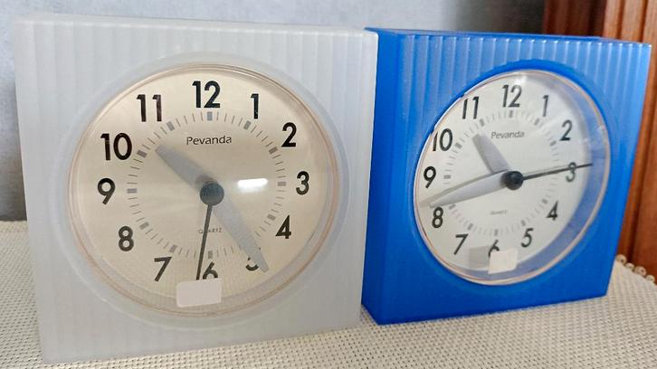 Réveil à poser/pendre PEVANDA, étanche, 12 X 12 cm, NEUVE, Maison & Meubles, Accessoires pour la Maison | Horloges, Neuf, Réveil ou Horloge