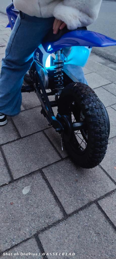 Elektrische brommer, Fietsen en Brommers, Elektrische fietsen, Gebruikt, Overige merken, 30 tot 50 km per accu, Ophalen