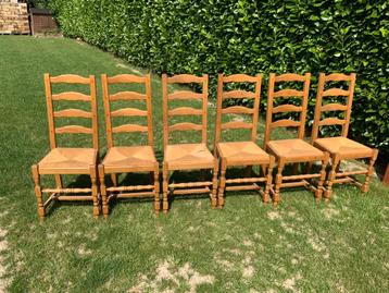6 chaises avec assise en style osier, légèrement abîmées. 