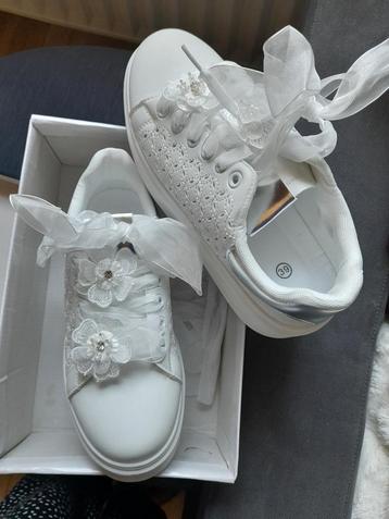 Nieuw - Mooie witte sneakers met afneembare bloemen en lint beschikbaar voor biedingen