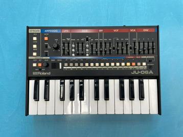 Roland JU-06A en K-25m synthesizer en keyboard, Enlèvement, Comme neuf, Roland, Avec connexion MIDI