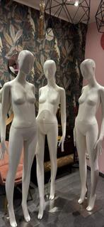 Mannequins blanc satin, Enlèvement