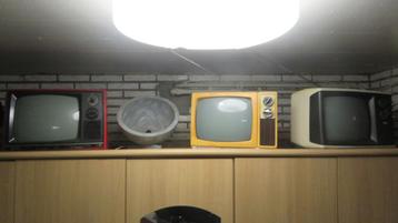 oude radios en draagbarre tv werkende  beschikbaar voor biedingen