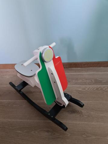 Trendy schommelscooter Vespa Italia beschikbaar voor biedingen