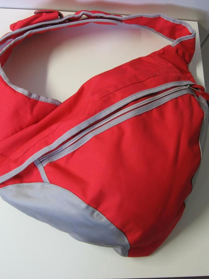 Rood/grijze rugzak in driehoekvorm, 49 cm x 30 cm. NIEUW, Handtassen en Accessoires, Tassen | Schoudertassen, Nieuw, Rood, Ophalen of Verzenden