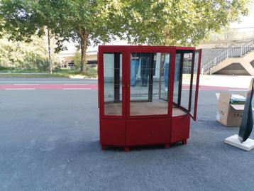 Rode vitrine kast, vol hout beschikbaar voor biedingen