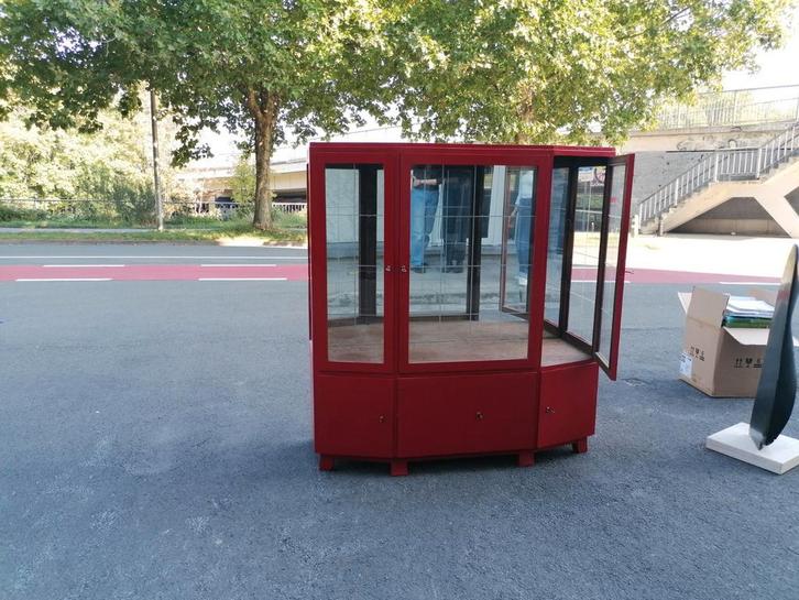 Rode vitrine kast, vol hout, Huis en Inrichting, Kasten | Vitrinekasten, Zo goed als nieuw, Ophalen