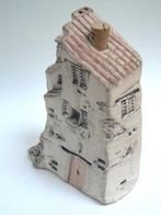 Bouteille de gin décorative en pierre, en forme de maison, a, Antiquités & Art, Enlèvement ou Envoi