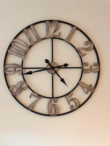 Castilly - Klok van zwart metaal met verbleekt effect beschikbaar voor biedingen