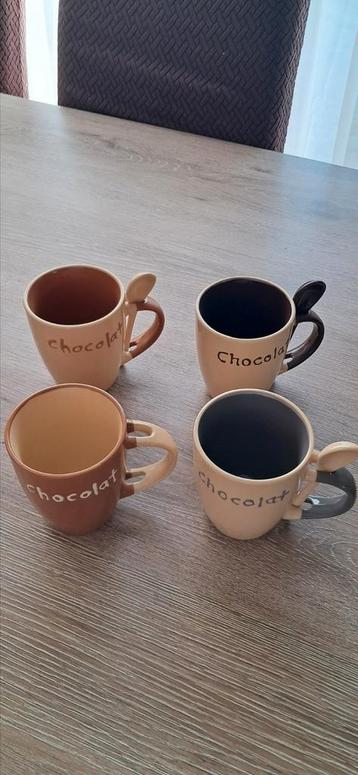 4 leuke chocolade tassen beschikbaar voor biedingen