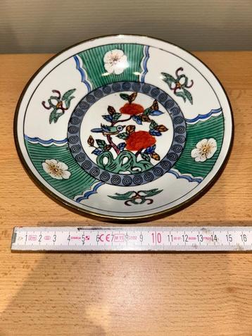 Porseleinen bord beschikbaar voor biedingen