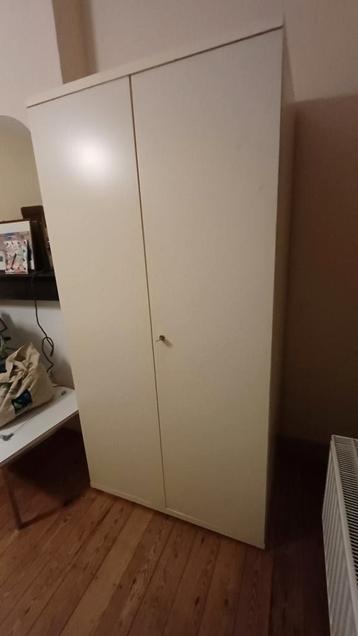 Witte kleerkast beschikbaar voor biedingen