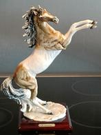 Spectaculaire Cheval porcelaine Capodimonte signé Armani. G., Antiquités & Art, Enlèvement ou Envoi