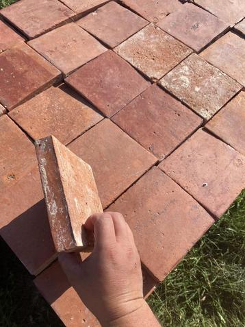 Authentieke terracotta tegels beschikbaar voor biedingen
