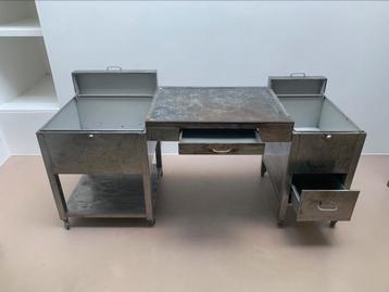 Meuble  bureau en metal, sur roulette ( vintage) beschikbaar voor biedingen