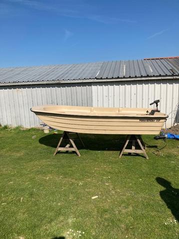 Vissersbootje in polyester  beschikbaar voor biedingen