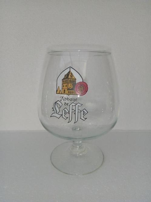Ancien verre sur pied ABBAYE DE LEFFE  avec cocarde et une l, Collections, Marques de bière, Comme neuf, Verre ou Verres, Leffe