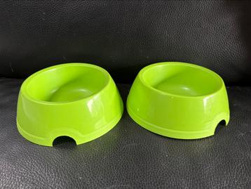2 eetbakjes katten beschikbaar voor biedingen