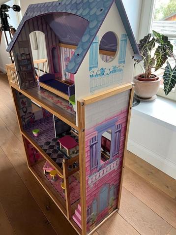 Houten poppenhuis met meubels en poppen – groot en stevig beschikbaar voor biedingen