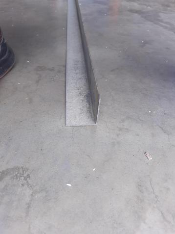 Metalen L - profielen 2mm. x 50 x 50 x 1.2m. beschikbaar voor biedingen