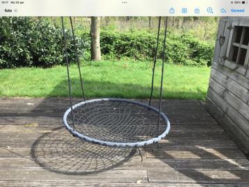 Schommel vogelnest beschikbaar voor biedingen