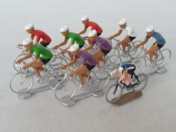 Lot van 9 miniatuur wielrenners beschikbaar voor biedingen