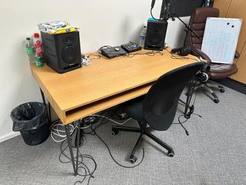 Bureautafel met stoel beschikbaar voor biedingen
